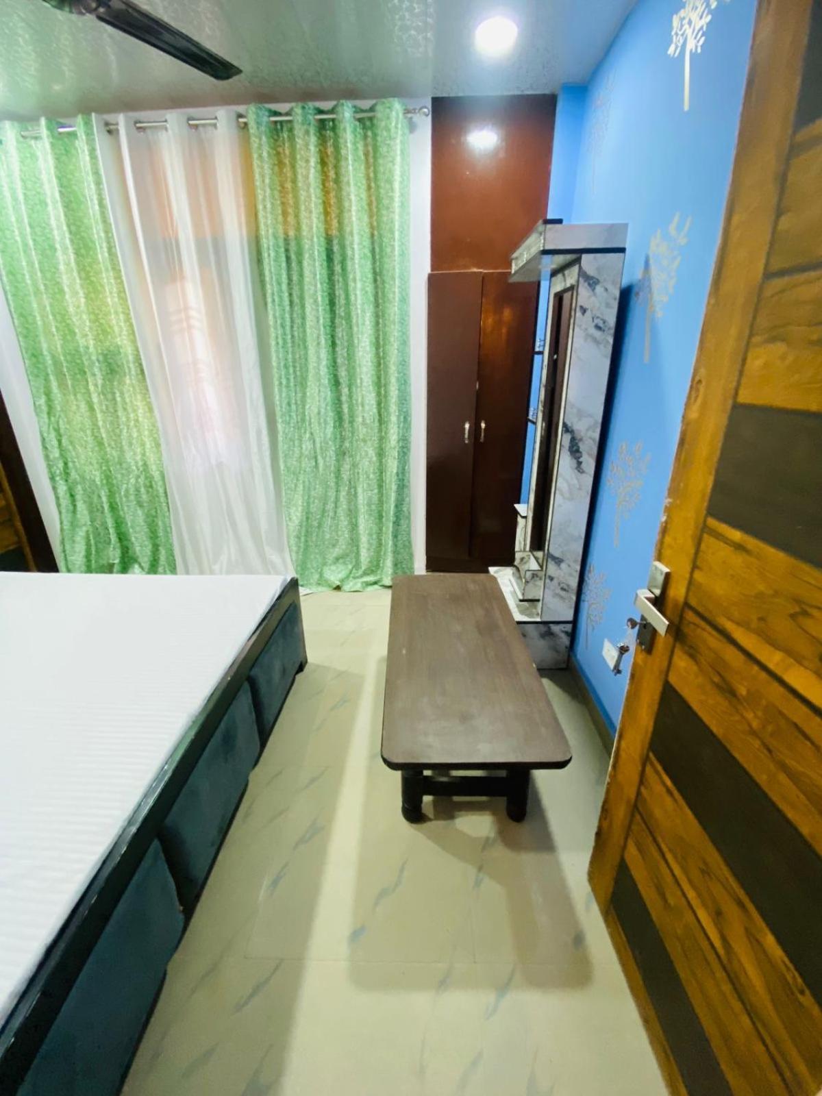 Flips With Mykonos Guest House Neu-Delhi Exterior foto